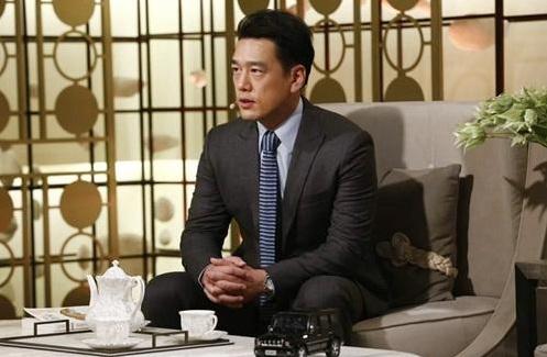 他天生长了一张有钱人的脸,也因此演不了穷人,典型的总裁专业户 他天生长了一张有钱人的脸,也因此演不了穷人,典型的总裁专业户