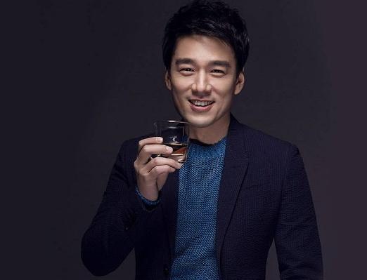 他天生长了一张有钱人的脸,也因此演不了穷人,典型的总裁专业户 他天生长了一张有钱人的脸,也因此演不了穷人,典型的总裁专业户