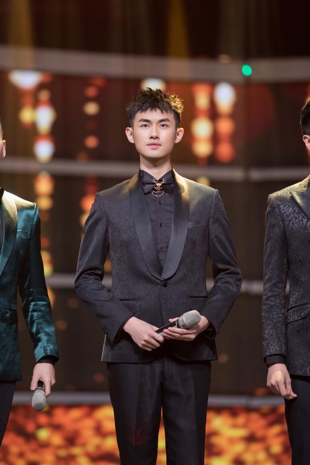 陆宇鹏亮相湖南卫视华人春晚 被称长得最“正”的帅哥 陆宇鹏亮相湖南卫视华人春晚 被称长得最“正”的帅哥