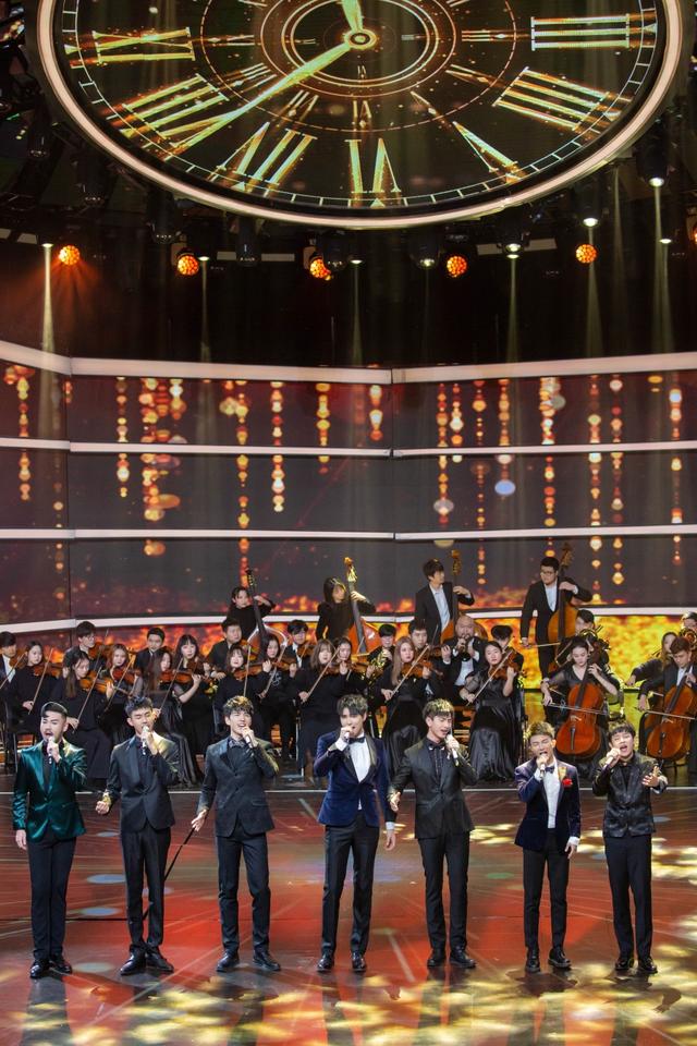 陆宇鹏亮相湖南卫视华人春晚 被称长得最“正”的帅哥 陆宇鹏亮相湖南卫视华人春晚 被称长得最“正”的帅哥