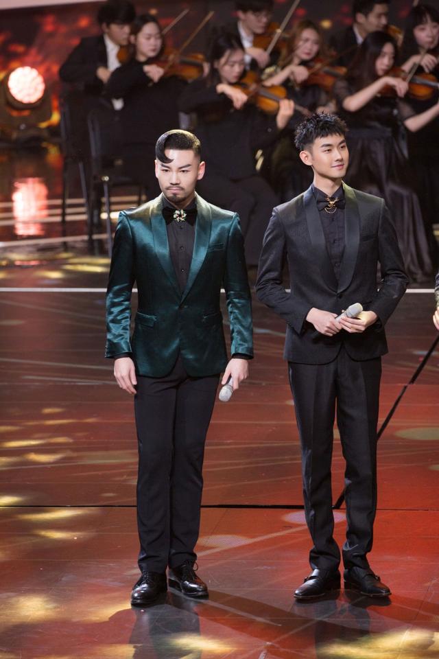 陆宇鹏亮相湖南卫视华人春晚 被称长得最“正”的帅哥 陆宇鹏亮相湖南卫视华人春晚 被称长得最“正”的帅哥