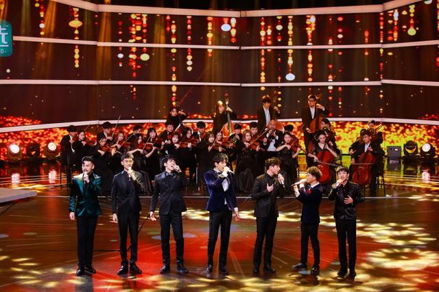 陆宇鹏亮相湖南卫视华人春晚 被称长得最“正”的帅哥 陆宇鹏亮相湖南卫视华人春晚 被称长得最“正”的帅哥