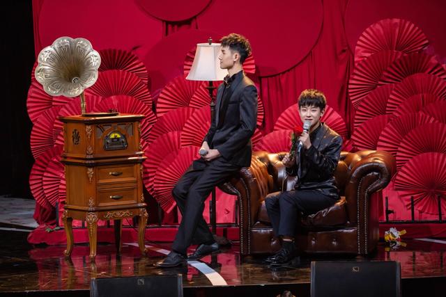 陆宇鹏亮相湖南卫视华人春晚 被称长得最“正”的帅哥 陆宇鹏亮相湖南卫视华人春晚 被称长得最“正”的帅哥