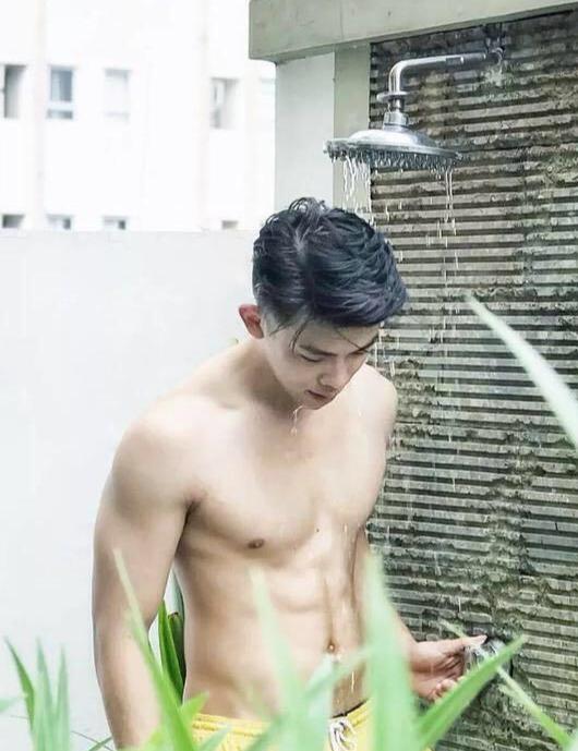 你对象盯着好看的小哥哥,你会吃醋吗? 你对象盯着好看的小哥哥,你会吃醋吗?