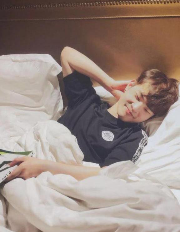 你对象盯着好看的小哥哥,你会吃醋吗? 你对象盯着好看的小哥哥,你会吃醋吗?