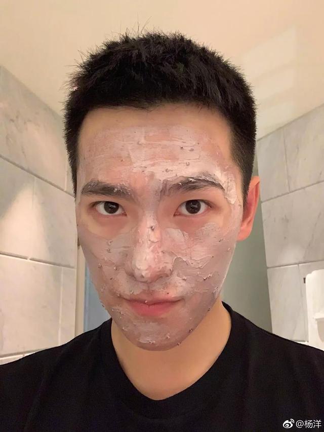 杨洋晒搞怪自拍,肱二头肌快和脸一样宽了,再健身就是金刚芭比 杨洋晒搞怪自拍,肱二头肌快和脸一样宽了,再健身就是金刚芭比