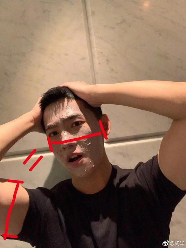 杨洋晒搞怪自拍,肱二头肌快和脸一样宽了,再健身就是金刚芭比 杨洋晒搞怪自拍,肱二头肌快和脸一样宽了,再健身就是金刚芭比