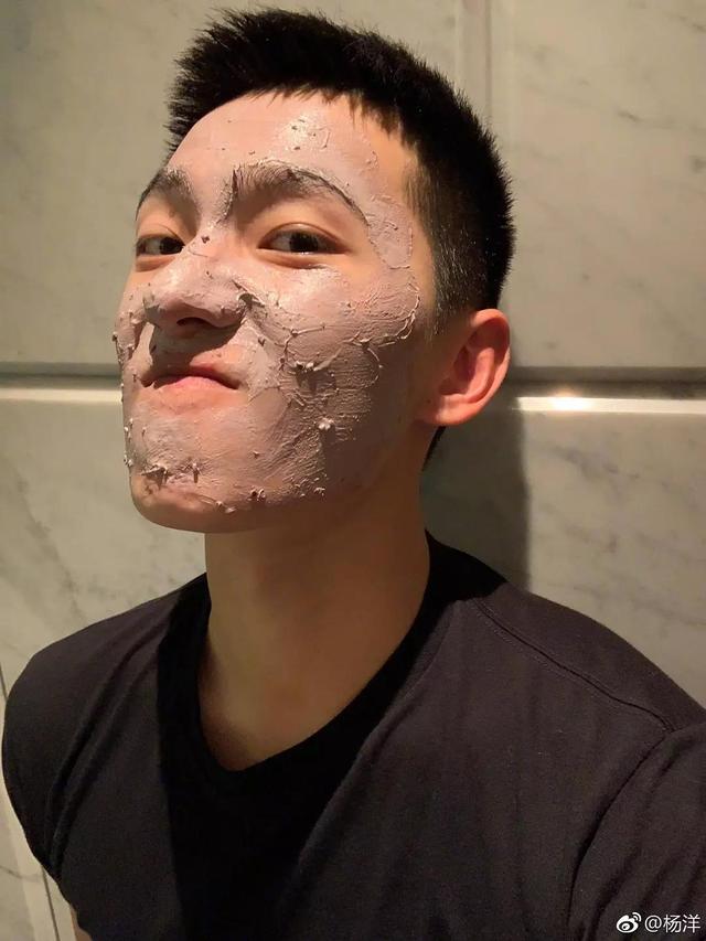 杨洋晒搞怪自拍,肱二头肌快和脸一样宽了,再健身就是金刚芭比 杨洋晒搞怪自拍,肱二头肌快和脸一样宽了,再健身就是金刚芭比