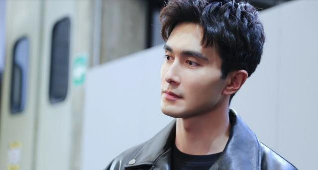 本是快递小哥,因高颜值191身高被杨幂签下,与热巴拍戏组cp 本是快递小哥,因高颜值191身高被杨幂签下,与热巴拍戏组cp