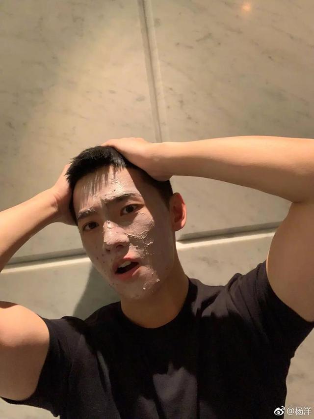 杨洋晒搞怪自拍,肱二头肌快和脸一样宽了,再健身就是金刚芭比 杨洋晒搞怪自拍,肱二头肌快和脸一样宽了,再健身就是金刚芭比