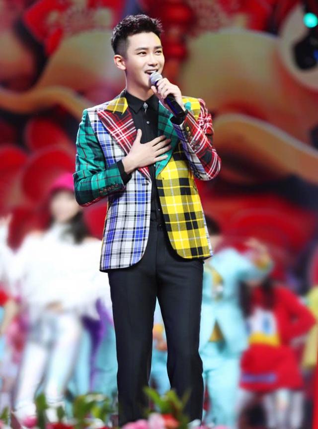 长得帅的人就是任性,熊梓淇穿成“调色盘”,也依旧魅力无限! 长得帅的人就是任性,熊梓淇穿成“调色盘”,也依旧魅力无限!