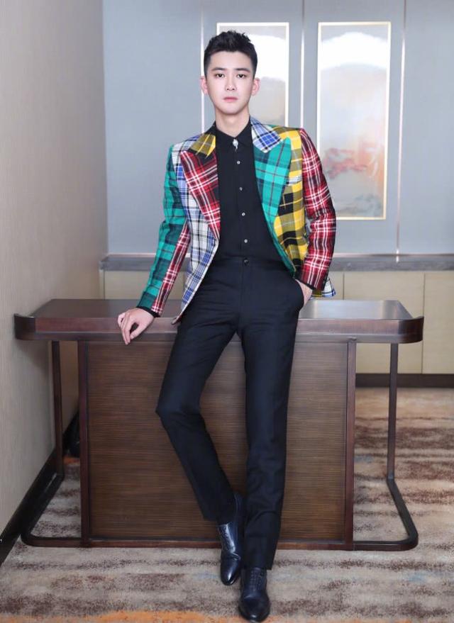 长得帅的人就是任性,熊梓淇穿成“调色盘”,也依旧魅力无限! 长得帅的人就是任性,熊梓淇穿成“调色盘”,也依旧魅力无限!