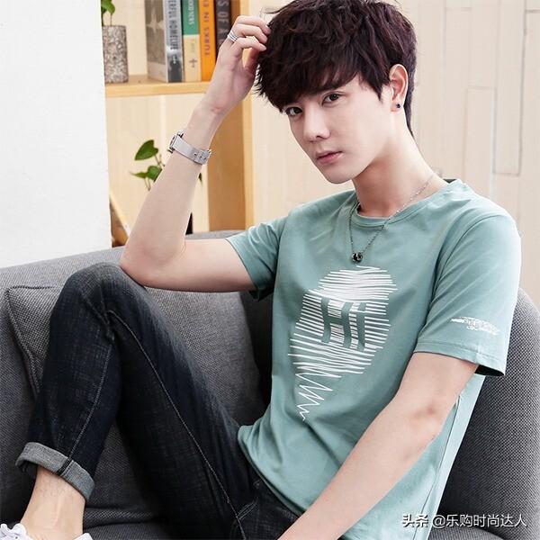 潮男时尚短袖T恤,多彩人生穿出魅力风格 潮男时尚短袖T恤,多彩人生穿出魅力风格