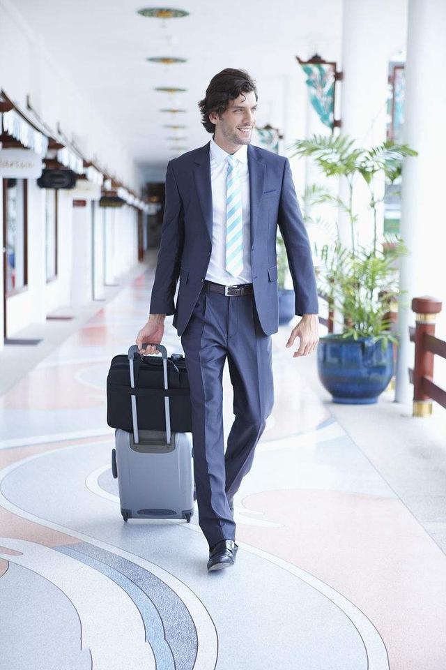 帅哥走路姿势透露出的信息,告诉你人品是否靠谱,多注意观察 帅哥走路姿势透露出的信息,告诉你人品是否靠谱,多注意观察