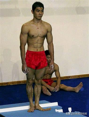 和陈一冰相比,他是低调的肌肉男,他的肌肉照贴在了每家每户 和陈一冰相比,他是低调的肌肉男,他的肌肉照贴在了每家每户