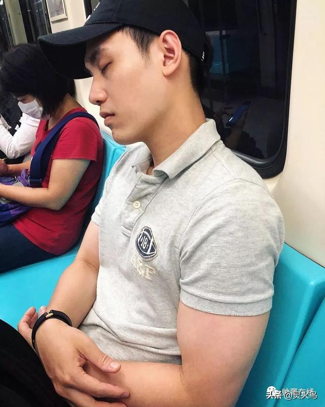 地铁小哥神似“钟汉良”!人畜无害的小肌肉男模清新又舒服! 地铁小哥神似“钟汉良”!人畜无害的小肌肉男模清新又舒服!