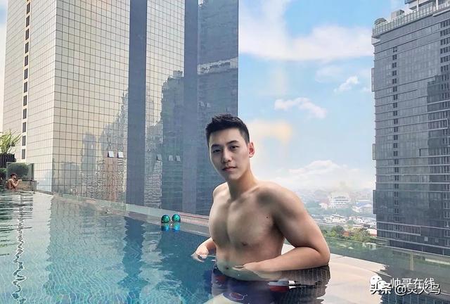 地铁小哥神似“钟汉良”!人畜无害的小肌肉男模清新又舒服! 地铁小哥神似“钟汉良”!人畜无害的小肌肉男模清新又舒服!