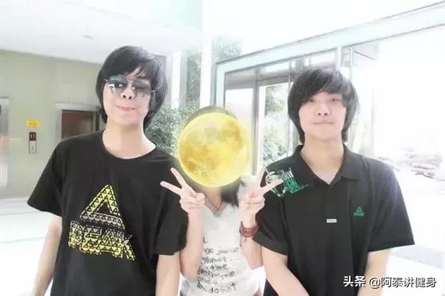 早产儿双胞胎,从瘦竹竿到6块腹肌大胸器 早产儿双胞胎,从瘦竹竿到6块腹肌大胸器