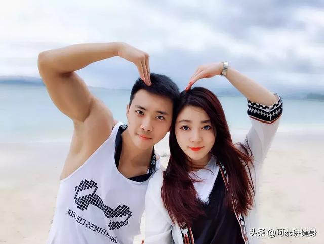 早产儿双胞胎,从瘦竹竿到6块腹肌大胸器 早产儿双胞胎,从瘦竹竿到6块腹肌大胸器