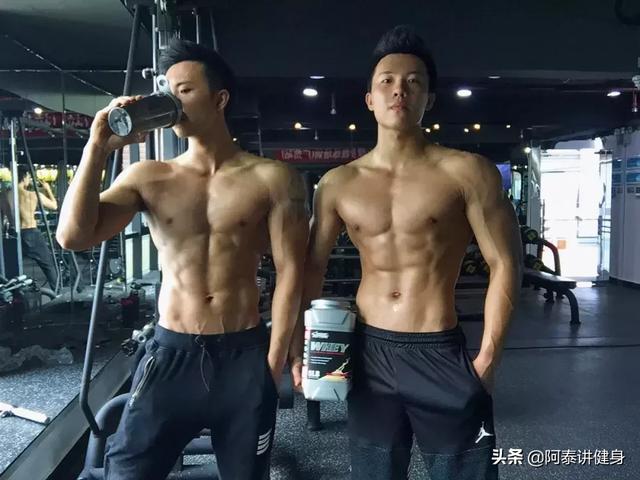 早产儿双胞胎,从瘦竹竿到6块腹肌大胸器 早产儿双胞胎,从瘦竹竿到6块腹肌大胸器