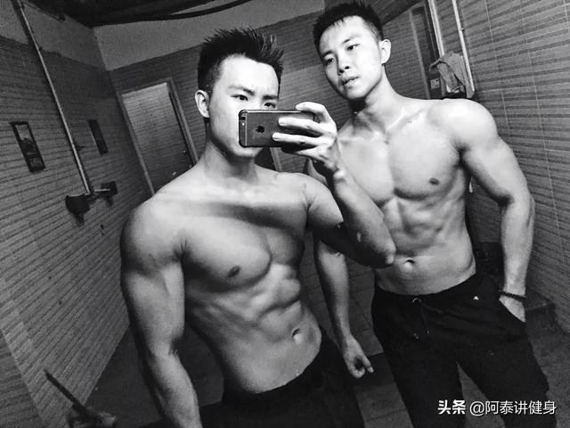 早产儿双胞胎,从瘦竹竿到6块腹肌大胸器 早产儿双胞胎,从瘦竹竿到6块腹肌大胸器