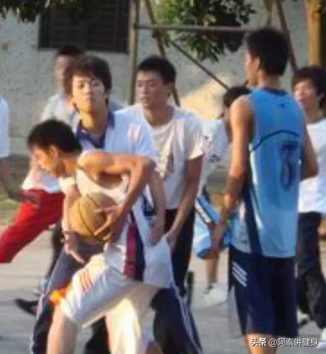 早产儿双胞胎,从瘦竹竿到6块腹肌大胸器 早产儿双胞胎,从瘦竹竿到6块腹肌大胸器