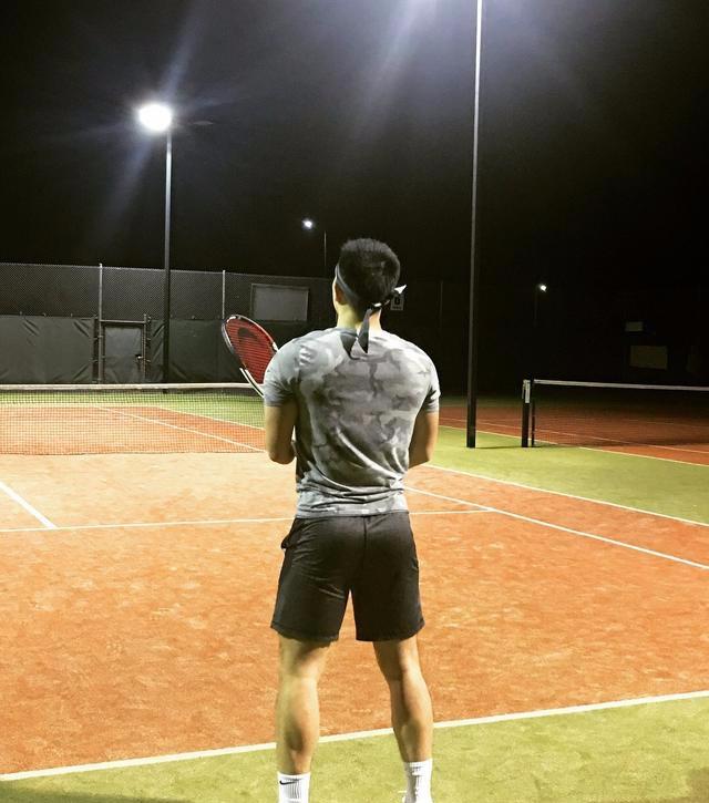 男人袜子的穿搭讲究,是根据裤子而非鞋子搭 男人袜子的穿搭讲究,是根据裤子而非鞋子搭