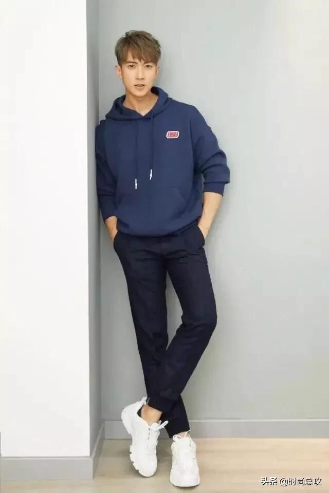吴尊新造型可真是帅气,穿蓝色卫衣配黑色长裤,一点不像39岁 吴尊新造型可真是帅气,穿蓝色卫衣配黑色长裤,一点不像39岁
