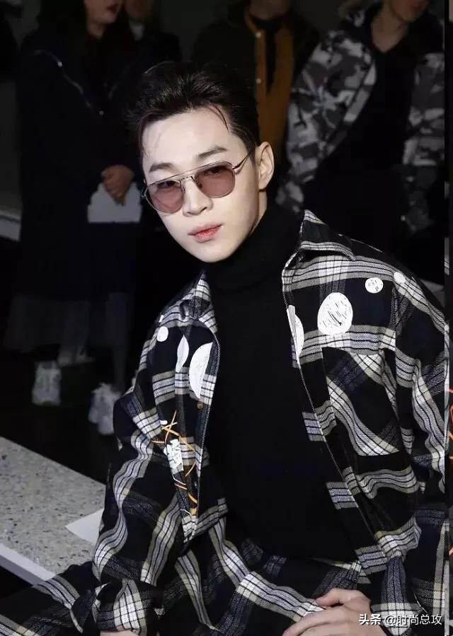 刘宪华帅气梳背头墨镜格纹装高领衣,自由坐姿凹造型 刘宪华帅气梳背头墨镜格纹装高领衣,自由坐姿凹造型