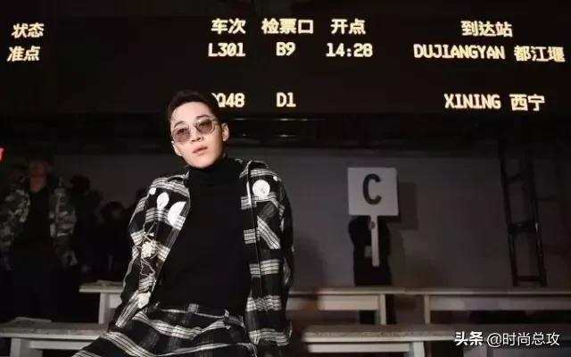 刘宪华帅气梳背头墨镜格纹装高领衣,自由坐姿凹造型 刘宪华帅气梳背头墨镜格纹装高领衣,自由坐姿凹造型