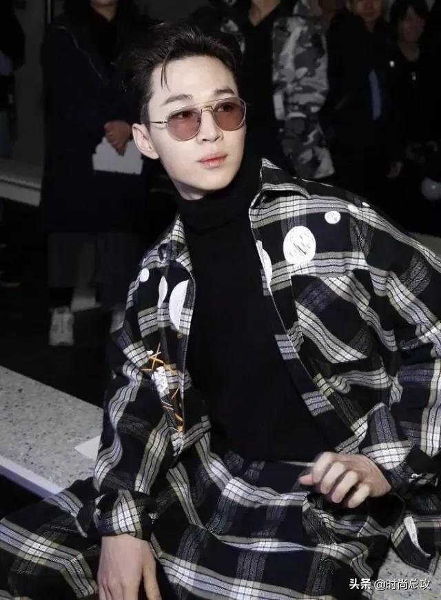 刘宪华帅气梳背头墨镜格纹装高领衣,自由坐姿凹造型 刘宪华帅气梳背头墨镜格纹装高领衣,自由坐姿凹造型