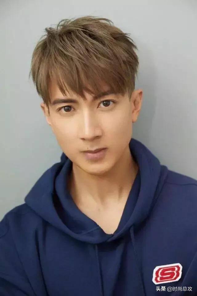 吴尊新造型可真是帅气,穿蓝色卫衣配黑色长裤,一点不像39岁 吴尊新造型可真是帅气,穿蓝色卫衣配黑色长裤,一点不像39岁