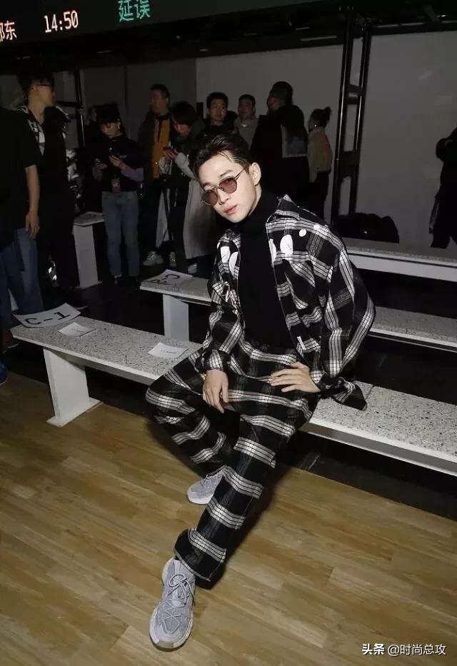 刘宪华帅气梳背头墨镜格纹装高领衣,自由坐姿凹造型 刘宪华帅气梳背头墨镜格纹装高领衣,自由坐姿凹造型