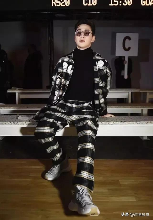 刘宪华帅气梳背头墨镜格纹装高领衣,自由坐姿凹造型 刘宪华帅气梳背头墨镜格纹装高领衣,自由坐姿凹造型