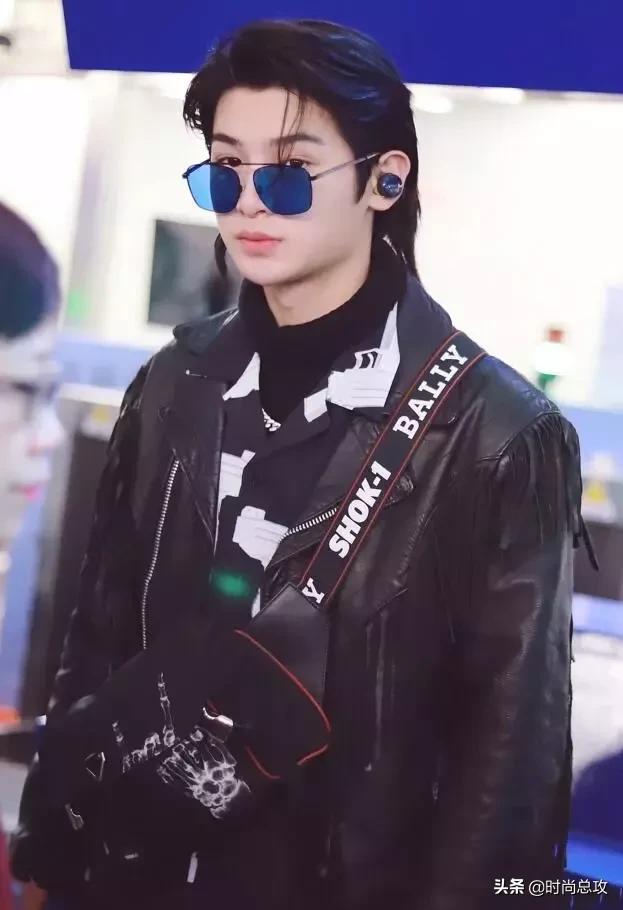 Justin现身机场,皮夹克与墨镜搭配超酷!忍不住嘟嘴很可爱 Justin现身机场,皮夹克与墨镜搭配超酷!忍不住嘟嘴很可爱