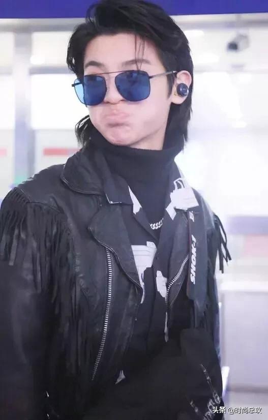 Justin现身机场,皮夹克与墨镜搭配超酷!忍不住嘟嘴很可爱 Justin现身机场,皮夹克与墨镜搭配超酷!忍不住嘟嘴很可爱