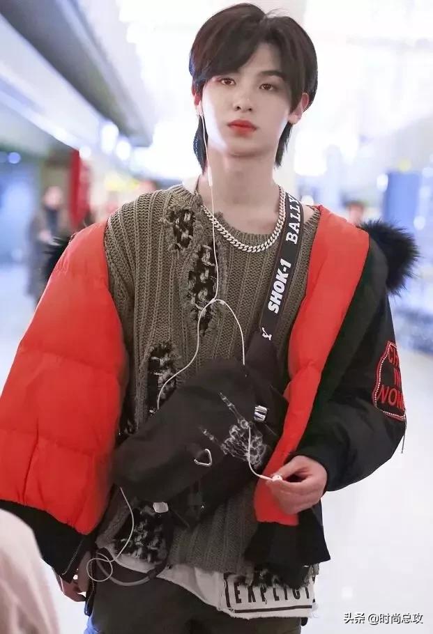 Justin现身机场,皮夹克与墨镜搭配超酷!忍不住嘟嘴很可爱 Justin现身机场,皮夹克与墨镜搭配超酷!忍不住嘟嘴很可爱
