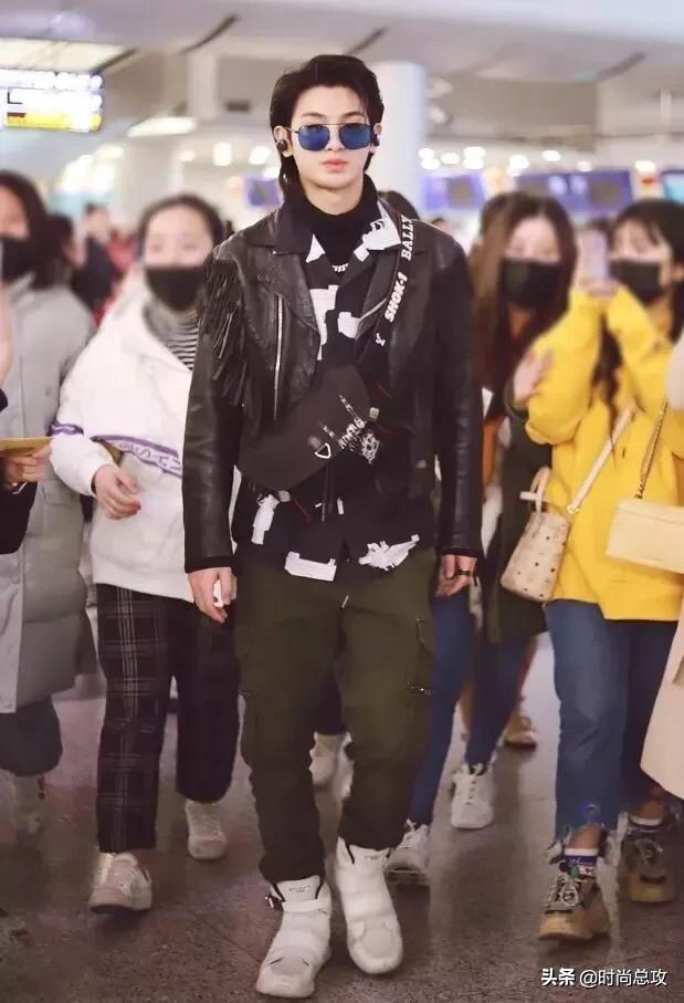Justin现身机场,皮夹克与墨镜搭配超酷!忍不住嘟嘴很可爱 Justin现身机场,皮夹克与墨镜搭配超酷!忍不住嘟嘴很可爱