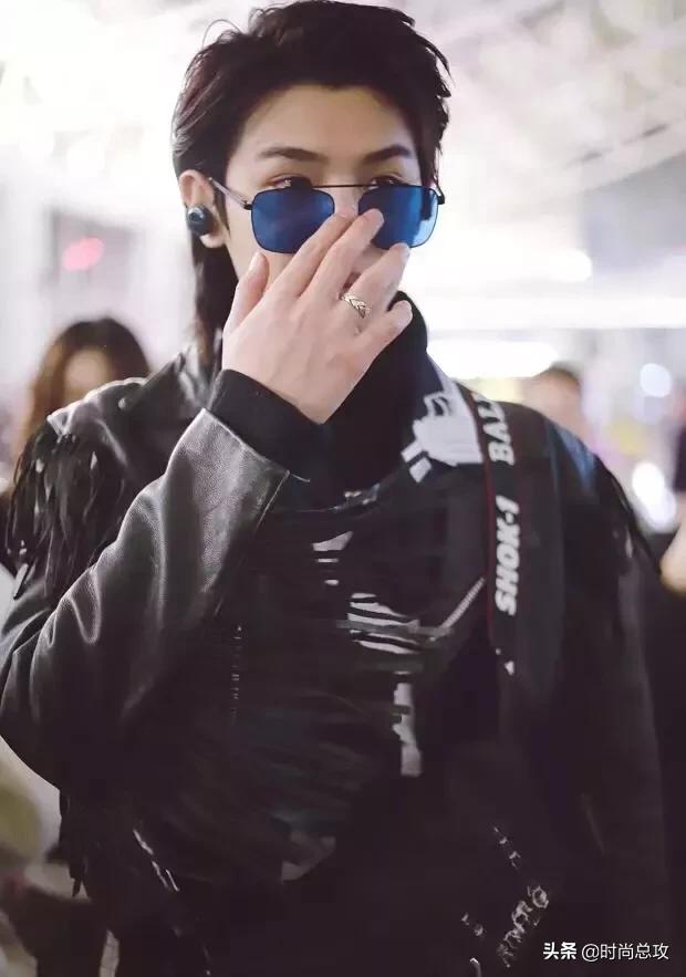 Justin现身机场,皮夹克与墨镜搭配超酷!忍不住嘟嘴很可爱 Justin现身机场,皮夹克与墨镜搭配超酷!忍不住嘟嘴很可爱