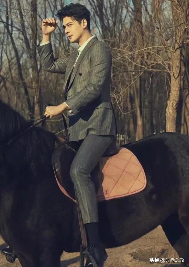 郭品超穿西装真帅气,西装配衬衫尽显王子气息,挺拔身姿让人迷恋 郭品超穿西装真帅气,西装配衬衫尽显王子气息,挺拔身姿让人迷恋