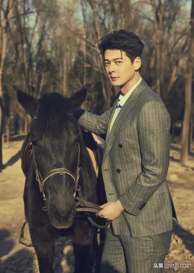 郭品超穿西装真帅气,西装配衬衫尽显王子气息,挺拔身姿让人迷恋 郭品超穿西装真帅气,西装配衬衫尽显王子气息,挺拔身姿让人迷恋