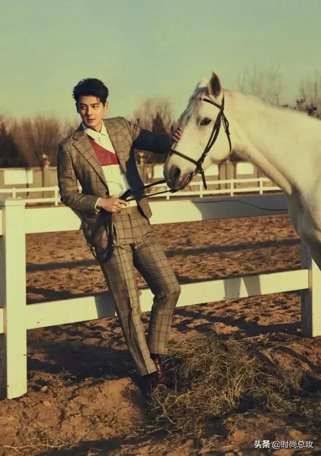 郭品超穿西装真帅气,西装配衬衫尽显王子气息,挺拔身姿让人迷恋 郭品超穿西装真帅气,西装配衬衫尽显王子气息,挺拔身姿让人迷恋