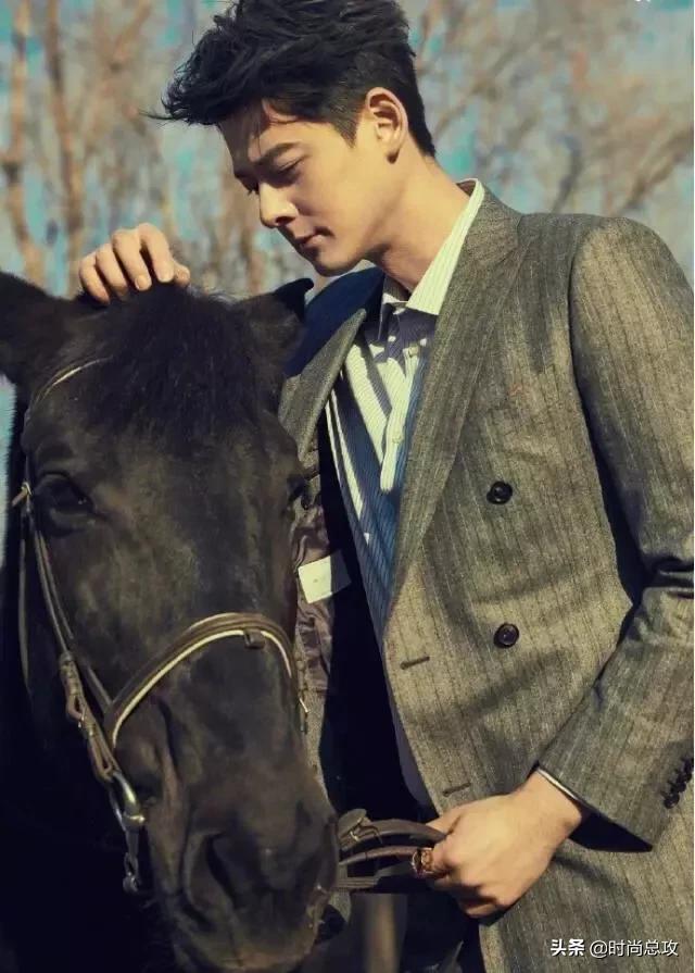 郭品超穿西装真帅气,西装配衬衫尽显王子气息,挺拔身姿让人迷恋 郭品超穿西装真帅气,西装配衬衫尽显王子气息,挺拔身姿让人迷恋