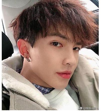 据传这是2019年最火的发型,但胡歌同学忍不了 据传这是2019年最火的发型,但胡歌同学忍不了