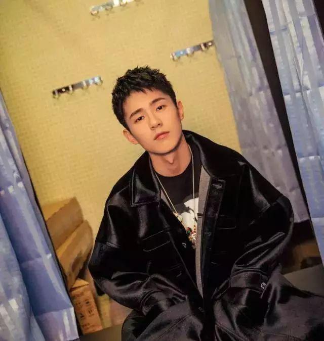 微胖圆脸男生剪什么发型好？