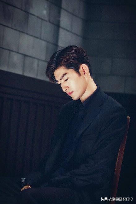 王子异 张翰穿格纹大衣,内搭白色连帽衫,越活越年轻了 王子异 张翰穿格纹大衣,内搭白色连帽衫,越活越年轻了