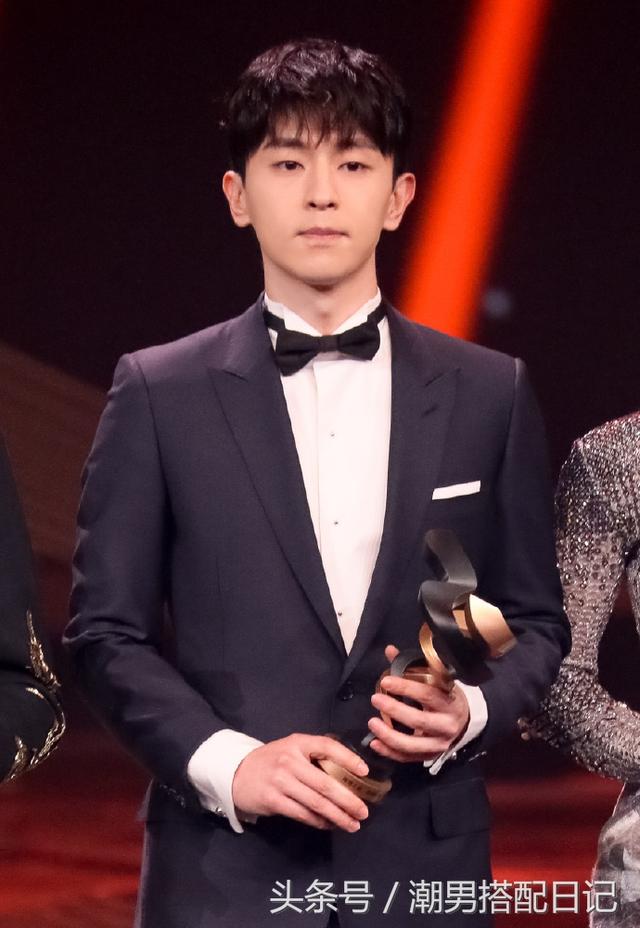 行走的治愈系,看“一本正经”的邓伦如何搭出不一样的自己 行走的治愈系,看“一本正经”的邓伦如何搭出不一样的自己