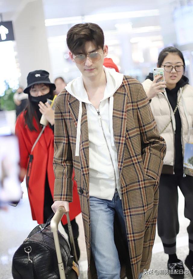 王子异 张翰穿格纹大衣,内搭白色连帽衫,越活越年轻了 王子异 张翰穿格纹大衣,内搭白色连帽衫,越活越年轻了