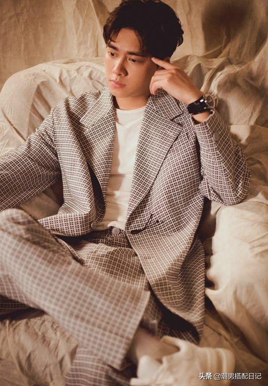 李易峰身穿格纹休闲西装,粉丝表示;魅力无处安放 李易峰身穿格纹休闲西装,粉丝表示;魅力无处安放