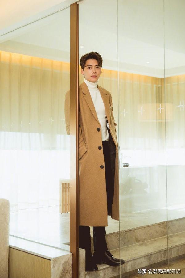 李易峰身穿格纹休闲西装,粉丝表示;魅力无处安放 李易峰身穿格纹休闲西装,粉丝表示;魅力无处安放